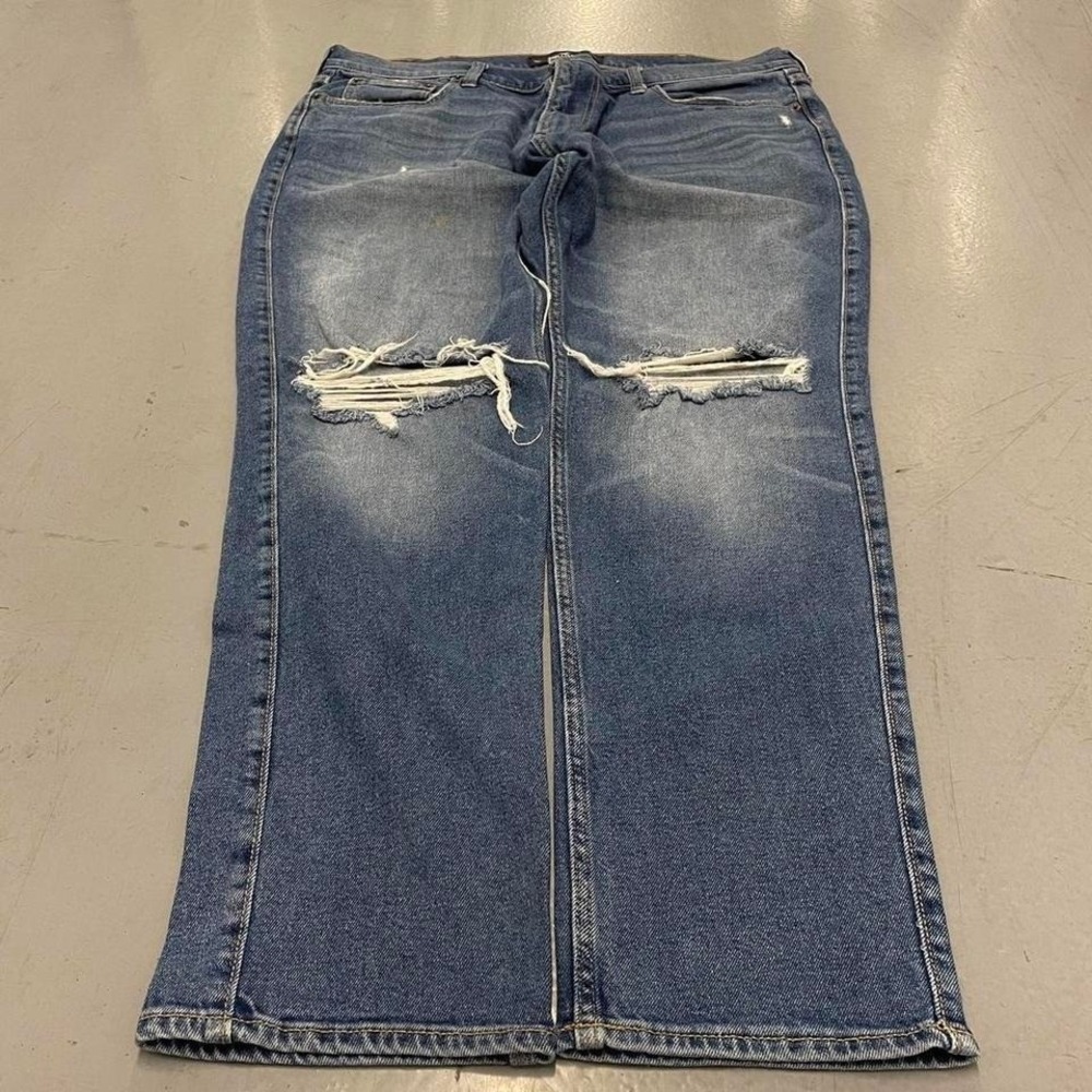 Hollister ripped straight dit regular wash jeans with a nice fade‎